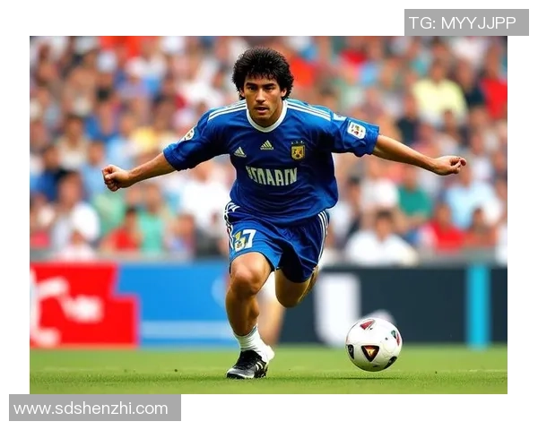 从模糊到清晰足球传奇瞬间揭示球星背后的奋斗与荣耀